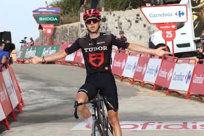Enric Mas doet geweldige zaken voor rode trui, Duitser boekt verrassende zege in pittige Vuelta-rit