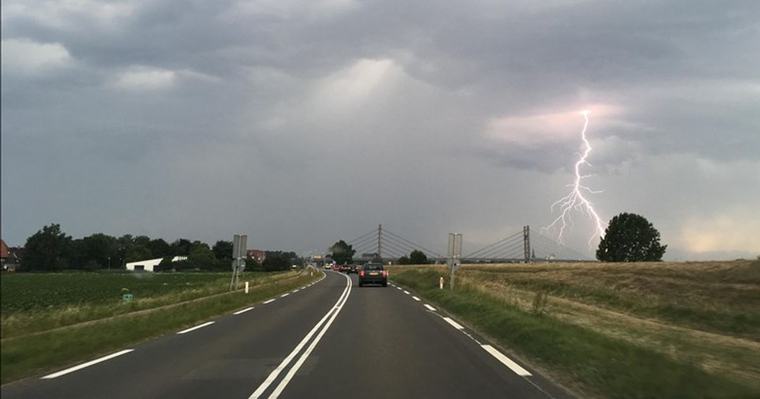 Code geel: vanmiddag onweer en veel regen verwacht in Overijssel