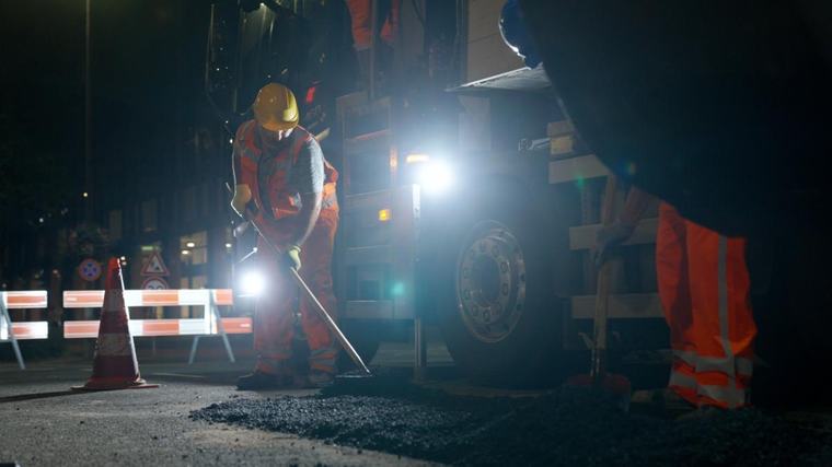 HET VERKEER Hoe wordt de Weesperstraat versmald? We nemen een kijkje achter de afzethekken