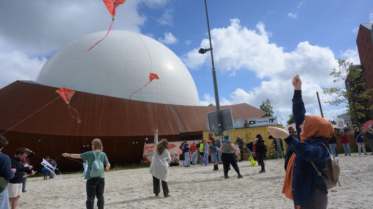 Vliegeren voor Palestina op het Stadsstrand in Groningen legt een schril contrast bloot tussen hoe kinderen opgroeien