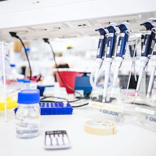 Steeds meer kinderen zijn tien jaar na kankerdiagnose nog in leven, al zijn er grote verschillen