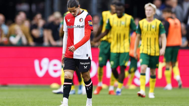 Anis Hadj Moussa komt twee keer te laat en niet in actie voor Feyenoord tegen NEC, trainer Van Bronckhorst: ’Hij gaat absoluut niet weg’