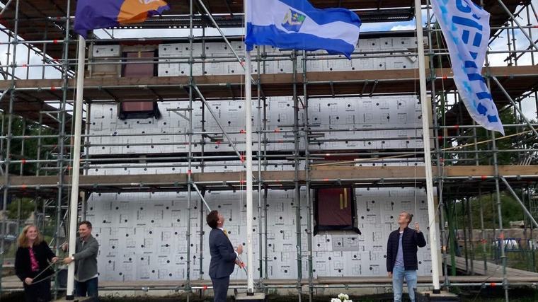 Vlag in top bij nieuwbouwproject Golfkop in Veendam