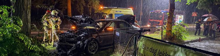 Raalte: personenauto vliegt in brand door botsing met boom