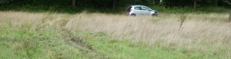 Auto vliegt in Dwingeloo over sloot weiland in