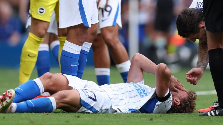 Mats Wieffer loopt bizarre blessure op nadat hij bal in gezicht krijgt: ’Dat zie je soms bij boksen’