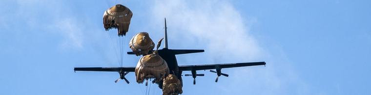 Auto's aan parachutes boven Twente: militaire oefening begonnen