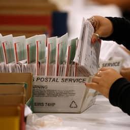 Trump mag strengere regels voor poststemmen voorlopig niet invoeren
