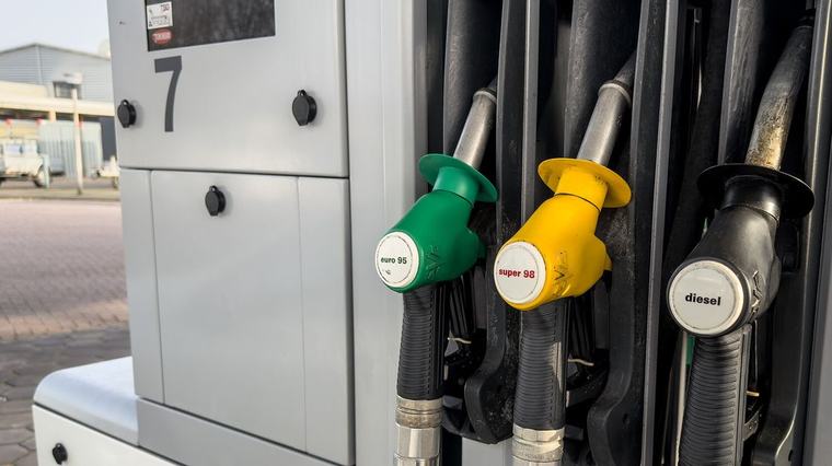 Tanken over de grens minder voordelig: 'Normaal staat bij dat tankstation wel een rij van 20 auto's'
