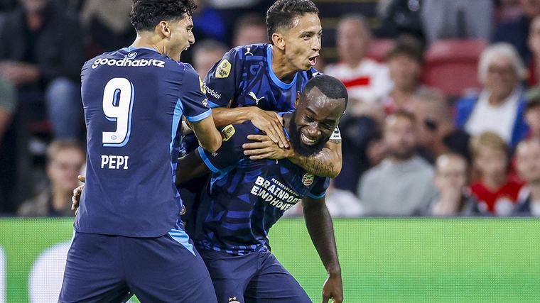 LIVE Eredivisie | PSV via Geertruida vlak voor rust toch nog op voorsprong bij Ajax in topper