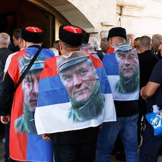 Servië negeert waarschuwingen EU, duizenden nemen afscheid van oorlogsmisdadiger Ratko Mladic