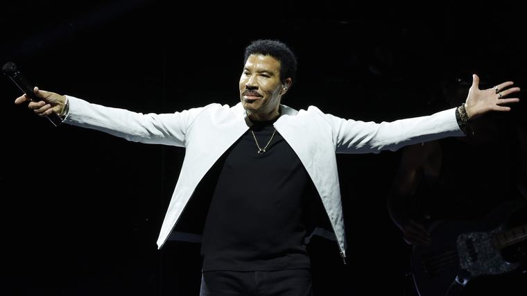 Lionel Richie ontslagen uit het ziekenhuis, drie dagen nadat hij opnieuw onwel werd tijdens concert