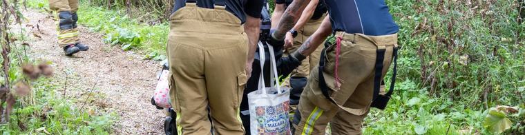 Vrouw zit vast met rolstoel, maar heeft één verzoek aan brandweer: geen sirene
