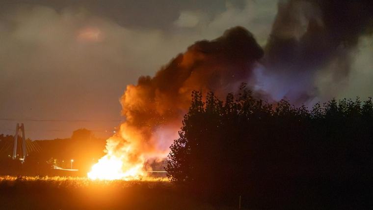 22:43 Landbouwvoertuig in lichterlaaie in Hoofddorp