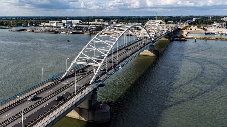 Nog steeds honderden vrachtwagens per dag over Merwedebrug
