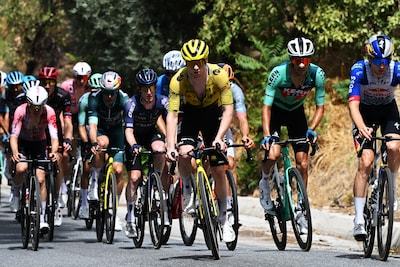 Kopgroep loopt uit op achtervolgers met topfavoriet Van Aert, dubbele opgave bij Alpecin