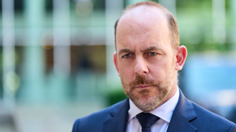 Wéér drie gemeenten op gesprek bij de minister om te weinig asielplekken