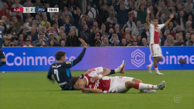 De beelden: Van Bommel blesseert Bouwman, Ajax