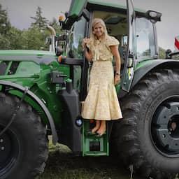 Video | Máxima klimt achter het stuur van trekker tijdens bezoek in Hengelo