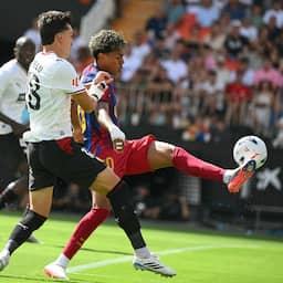 Video | Lamine Yamal tikt de bal met buitenkantje over keeper