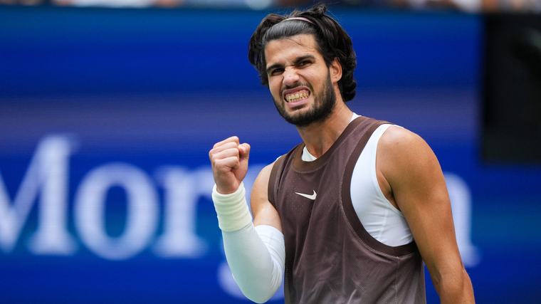 Carlos Alcaraz past kleding aan na ’nipplegate’ op US Open: ’Ik heb mijn tepel te vaak gezien’