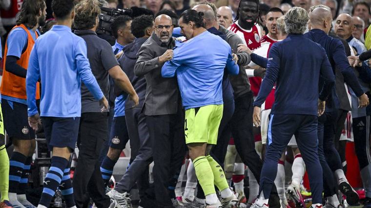 Bosz over harde overtreding Van Bommel: 'Dit is voetbal, kom op man'