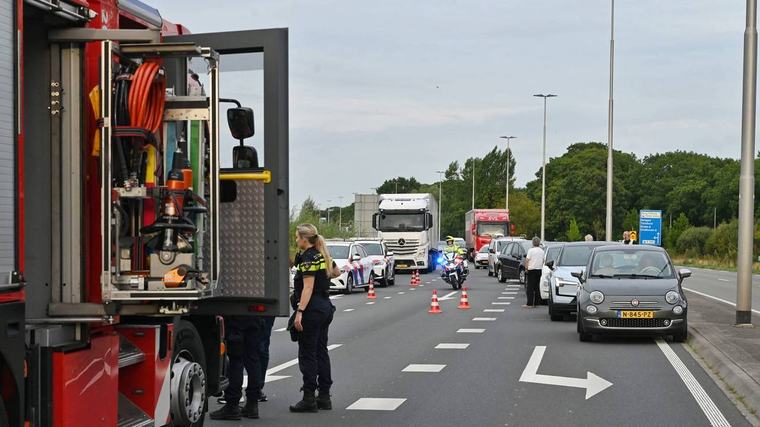 Zwaargewonde bij ernstige botsing tussen vrachtwagen en auto in Tilburg