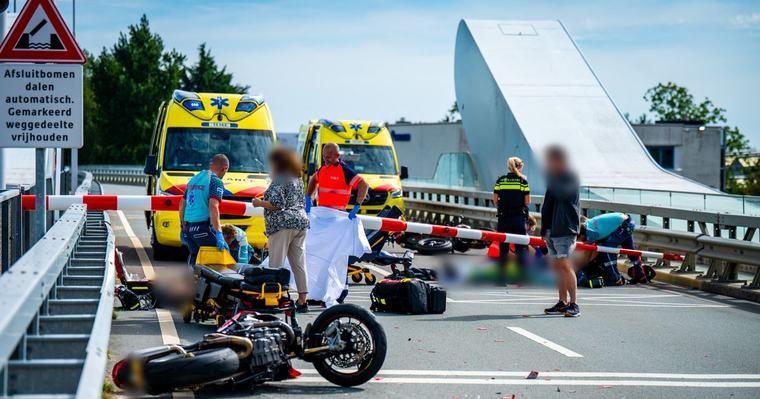 Motorrijders crashen op brug en raken gewond