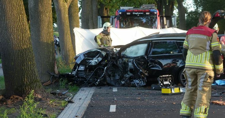 Auto botst tegen boom in Hollandscheveld, meerdere gewonden