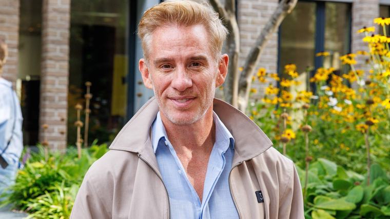 Art Rooijakkers (52) vreesde dat hij nooit meer kon presenteren: ’Stemproblemen hebben leven veranderd’