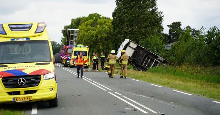 Ongeval met camper, motor en twee auto's op N375 bij Wanneperveen