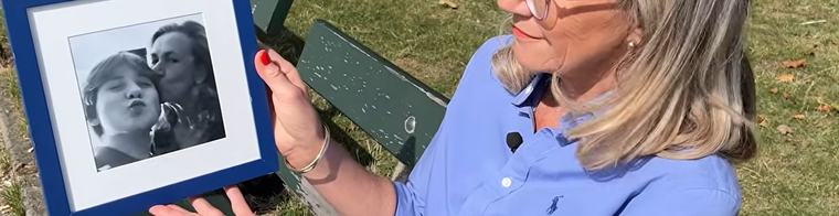 Lia (57) verloor haar 16-jarige zoon: 'Hij was grappig, talig en scherp, maar had ook een donkere kant'