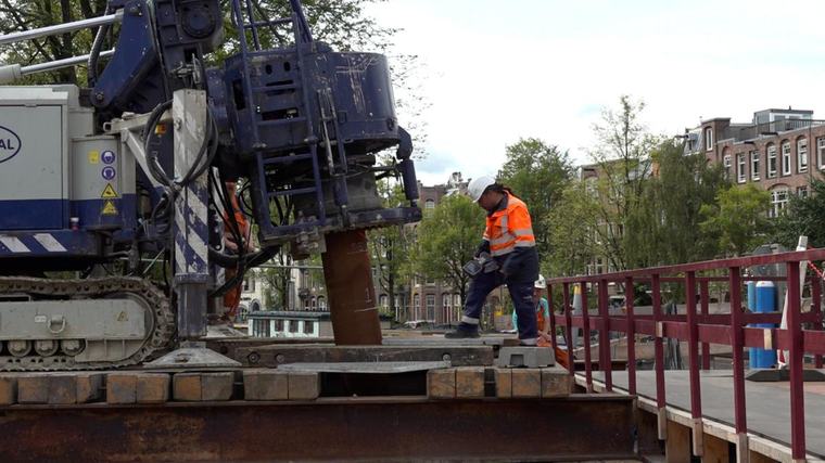 HET VERKEER Fundering voor vernieuwde brug 108 De Clercqstraat de grond in: ''We gaan 24 meter diep''