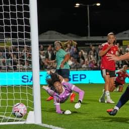 Van de Donk scoort met hak bij officieel debuut topaankoop Putellas in Engeland
