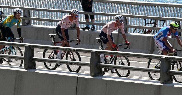 Pascal Eenkhoorn assisteert Mathieu van der Poel op WK wielrennen