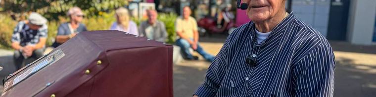 Roelie (87) zingt al jaren op zijn muziekfiets winkelend Emmen toe