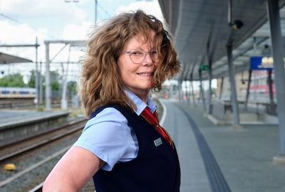 Voeten op de bank of geen kaartje? Hoofdconducteur Renny bestrijdt agressie in de trein met poëzie