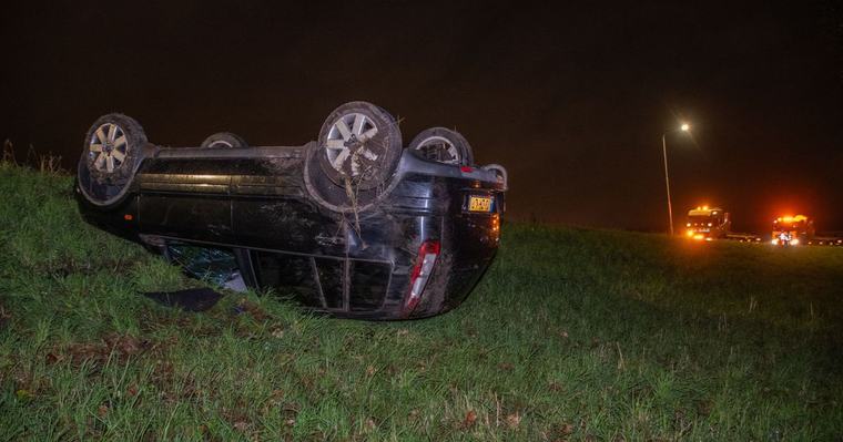 Bestuurder klimt zelf uit auto na crash bij afrit A27