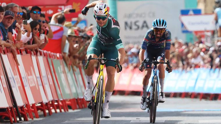 Wout van Aert slaat toe en bezorgt Visma-Lease a Bike vierde etappezege in La Vuelta