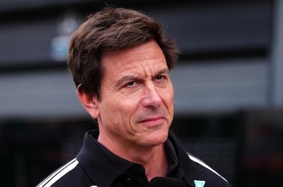 Toto Wolff komt met bijzondere verklaring voor mislopen pole: ‘Verstappen heeft ons benadeeld’