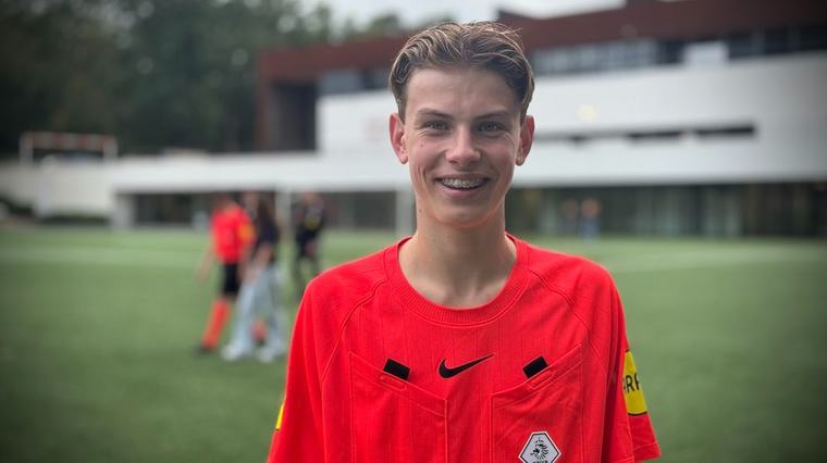 Twan (15) uit Wierden traint mee met de topscheidsrechters van Nederland