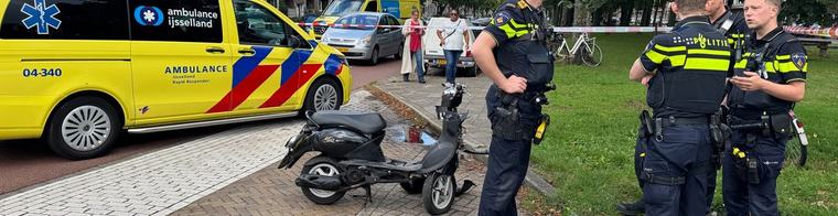 112 Nieuws: Aanhouding bij huiszoeking Zwolle | Scooterbestuurder naar het ziekenhuis na botsing met auto