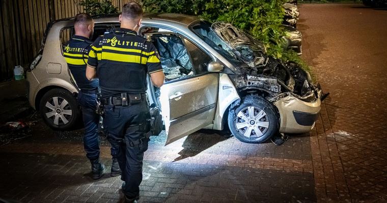 Auto compleet verwoest door brand | Vrouw aangehouden voor rijden onder invloed na botsing met paal