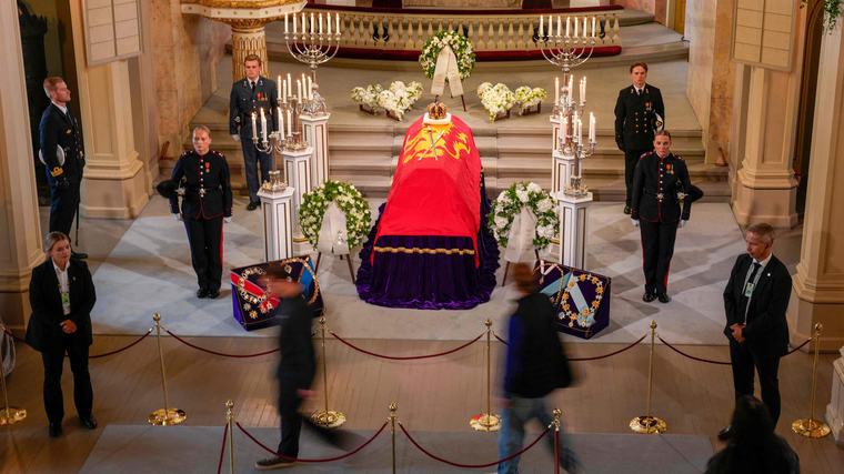 Zorgvuldig geregisseerd en hermetisch beveiligd: uitvaart Harald enorme operatie, met opvallende afwezige