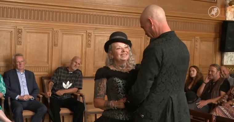 Bruiloft of begrafenis? Miranda en Michael gingen hierom met de rouwwagen naar het stadhuis Persoonlijke verhalen