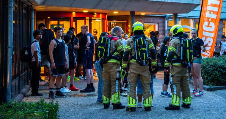 Zwembad, sporthal en sportschool ontruimd, geëvacueerden deels in badkleding naar buiten