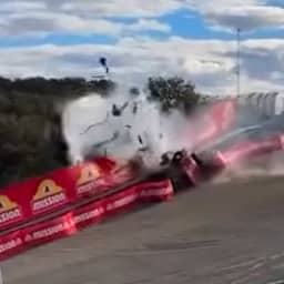 Video | Coureur overleeft horrorcrash in VS waarbij auto door lucht vliegt