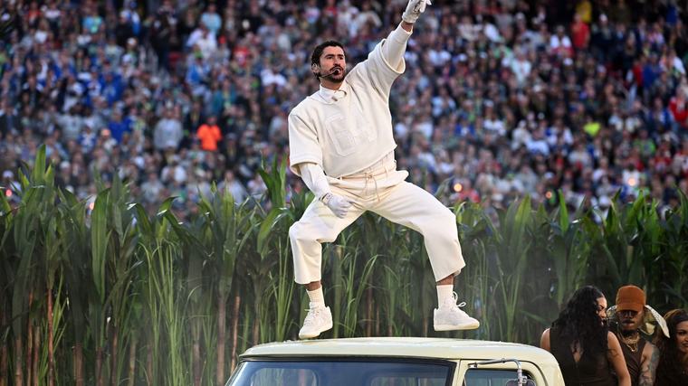 Super Bowl Halftime Show van Bad Bunny wint zeven Emmy’s, ook Amerikaanse versie van De verraders valt in de prijzen