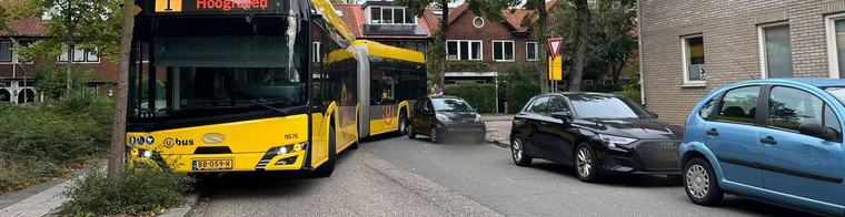 Bus in Utrecht urenlang vast, foutgeparkeerde auto weggesleept